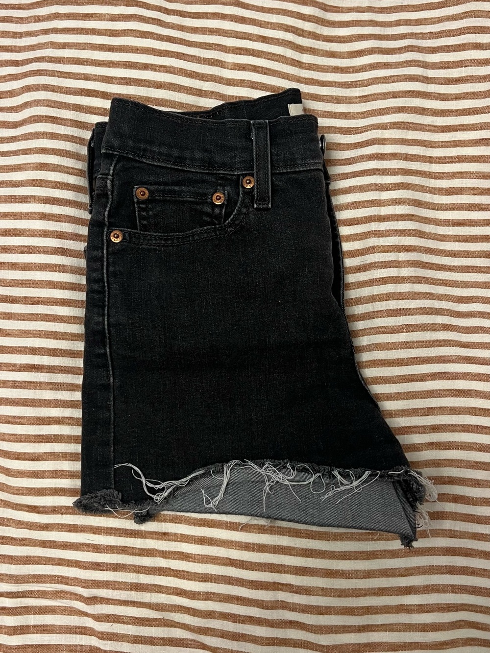 LEVI’S Black High-Rise Denim Shorts 26 - Picture 5 of 5